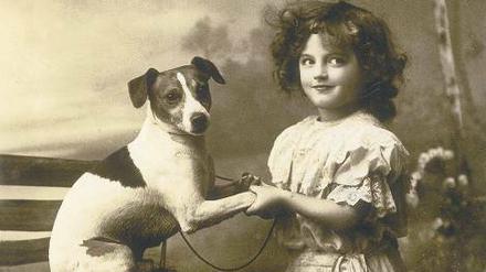 Anno 1914. Jack Russell-Terrier mit Frauchen. 