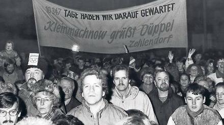 Menschen aus Ost und West bei der Eröffnung des Grenzübergangs Zehlendorf-Kleinmachnow am 11. Dezember 1989.