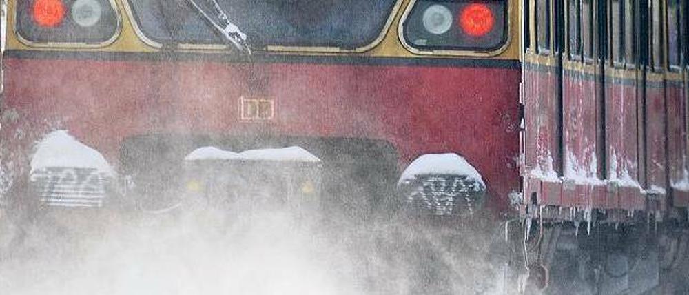 Zittern am Gleis. Die S-Bahn wurde vom Schneefall kalt erwischt. Fahrgäste müssen warten oder frieren in kalten Wagen. 