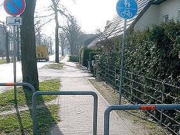 Durch diese Gitter muss er fahren, der Radfahrer. Gesehen in Stahnsdorf, Güterfelder Damm Ecke Bergstraße.