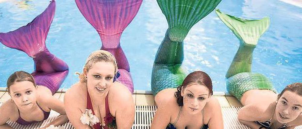 Nix wie weg. Diese jungen Damen probieren sich als Meerjungfrauen. 