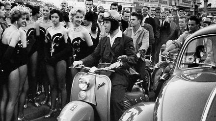 Kein Event ohne Harry. 1960 fotografierte Harry Croner die John-Tiller-Girls vorm Sportpalast.