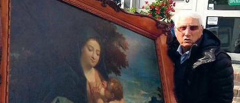 Der niederländische Kunstdetektiv Ben Zuidema posiert mit dem 1945 aus dem Schloss Sanssouci entwendeten Gemälde „Madonna mit Johannesknaben“ des Renaissance-Künstlers Benedetto Caliari.