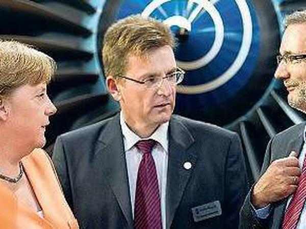 Einer von uns beiden muss bald gehen. Beim BER sind zwei Kandidaten ganz eng in der Auswahl. Dieses Bild zeigt Karsten Mühlenfeld im Gespräch mit Angela Merkel und Matthias Platzeck. 
