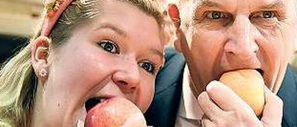Brandenburgs Ministerpräsident Dietmar Woidke warb zusammen mit der Werderaner Blütenkönigin Franziska für Brandenburger Äpfel. 
