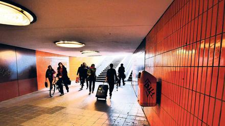 Die Unterführung für Fußgänger zwischen dem Omnisbus- und dem S-Bahnhof ist trist, oft funktionieren Rolltreppen und Fahrstuhl nicht.