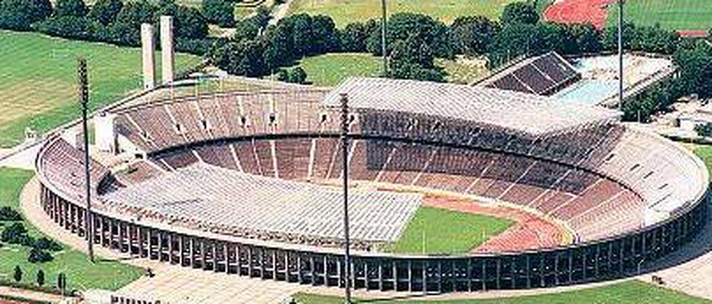 So sah’s 1999 aus. Hier sind noch die zwei alten Glasdächer zu sehen, die zur Fußball-WM 1974 entstanden sind. Ringsum ragen vier Masten in den Himmel. 