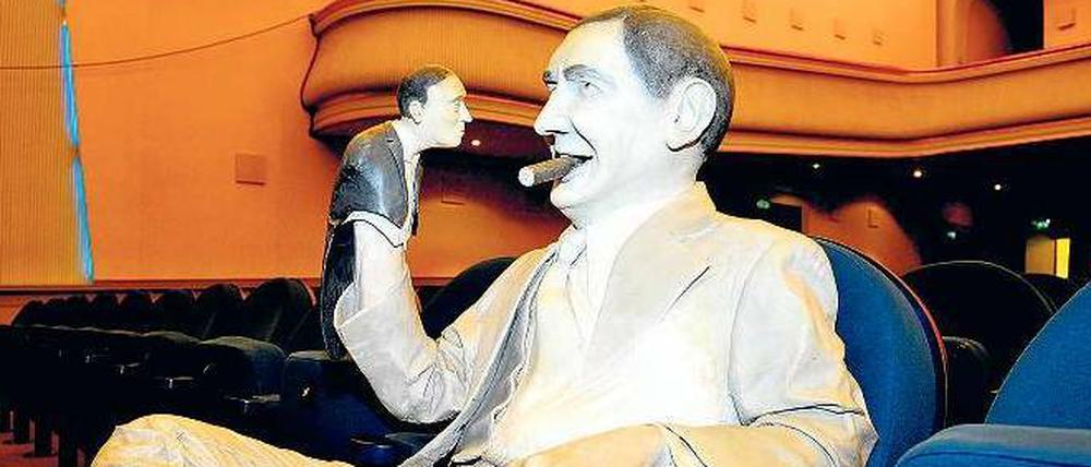 Ein Mann, zwei Zigarren. Ernst Lubitschs Figur hat im Kino Babylon in Mitte einen neuen Stammplatz gefunden. 