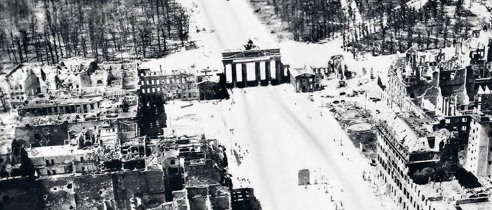 Wo sollen wir hin? Die Schäden rund um das Brandenburger Tor hat Bruno Dilley, Major der Luftwaffe, aus dem Flieger fotografiert.