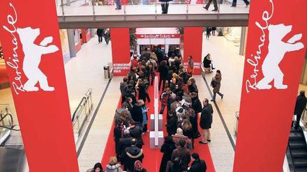 Stehrumchen auf dem roten Teppich. Die ersten Fans der Berlinale werden sich schon am Sonntagabend in den Potsdamer Platz Arcaden versammeln, um sich beim Vorverkauf am Montagmorgen die erste Tickets zu sichern.