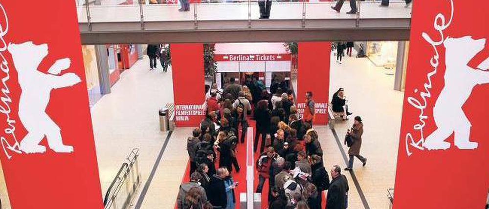 Stehrumchen auf dem roten Teppich. Die ersten Fans der Berlinale werden sich schon am Sonntagabend in den Potsdamer Platz Arcaden versammeln, um sich beim Vorverkauf am Montagmorgen die erste Tickets zu sichern.