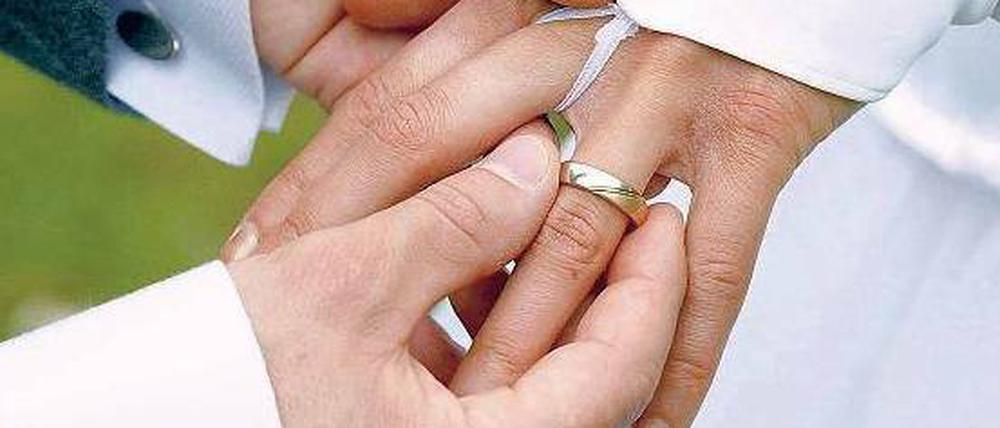 Nicht immer freiwillig. Zwangsheiraten sind in Deutschland verboten – religiöse Eheschließungen sind davon allerdings bislang ausgenommen. Daran gibt es nun Kritik. 