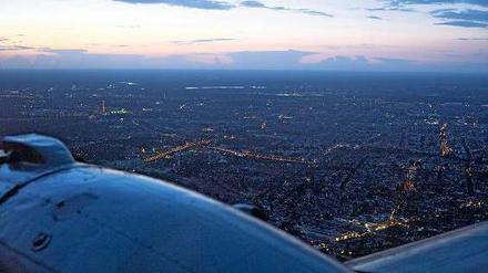 Im Anflug. Wenn es dunkel wird, dürfen Passagiere noch diesen Blick genießen. Demnächst fliegen sie woanders hin. Foto: Imago/J. Heinrich