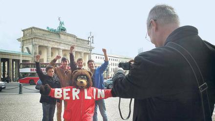 Wir waren hier! Beweisfotos mit Berlin-Maskottchen und Fantasiefiguren am Brandenburger Tor gehören zu den beliebten Souvenirs vieler Touristen. Foto: Kai-Uwe Heinrich