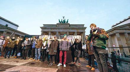 Buntes Berlin. Nils Bunjaku ist der mit der bunten Jacke rechts im Bild. Er organisierte das Fest der Vielfalt, das am 1. Februar am Brandenburger Tor gefeiert wurde. 