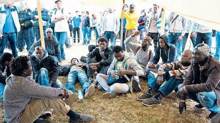Sie müssen draußen bleiben. Flüchtlinge im August 2014 unter einer Zeltplane auf dem Oranienplatz.