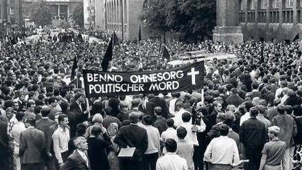 Stürmische Zeiten. 1967 erschoss Karl-Heinz Kurras den Demonstranten Benno Ohnesorg (o. r.) – große Proteste waren die Folge. Unten rechts Kurras’ SED-Parteibuch. 