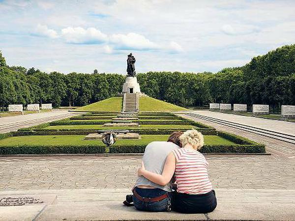 Liebe im Park: Das Sowjetische Ehrenmal in Treptow soll in diesem Sommer von einer Neuauflage der Loveparade umkreist werden.