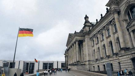 Dem wartenden Volke. Der Reichstag wird bei Touristen immer beliebter. Nun sollen Touristen Zugang bekommen – über ein Besucherzentrum und einen Tunnel. 
