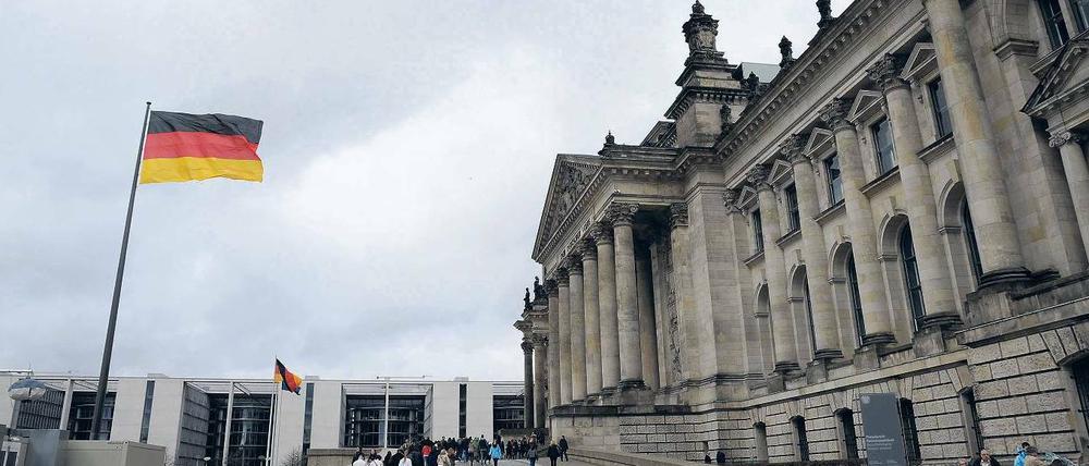 Dem wartenden Volke. Der Reichstag wird bei Touristen immer beliebter. Nun sollen Touristen Zugang bekommen – über ein Besucherzentrum und einen Tunnel. 