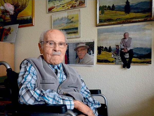 „100 Jahre? Das lohnt sich.“ Sagt Fritz Koch, und der sollte es wissen: Er ist 108 Jahre alt. In seinem Heimzimmer hängen viele seiner Bilder. Die Malerei war schon immer seine Leidenschaft.