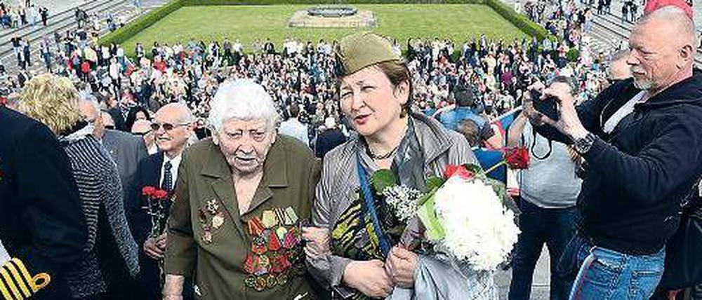 Auch ehemalige Angehörige der Roten Armee gedachten am Sowjetischen Ehrenmal in Treptow des Kriegsendes.