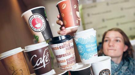 Weg mit den Pappbechern. Allein in Berlin werden jährlich 170 Millionen Coffee-to-go-Becher weggeworfen, kritisiert Hanna Grießbaum von der Umwelthilfe. 