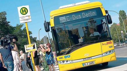 Angehalten. Ende August startete der Test mit E-Bussen bei der BVG. Zwei der vier Fahrzeuge können wegen Schäden an der Batterie nicht eingesetzt werden. 