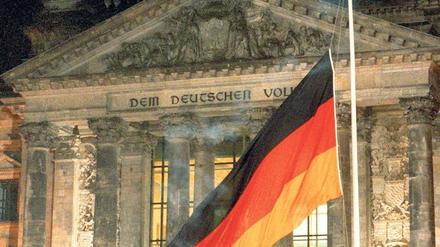 Um Mitternacht wird am 2. Oktober 1990 die "Fahne der Einheit" vor dem Reichstag gehisst.
