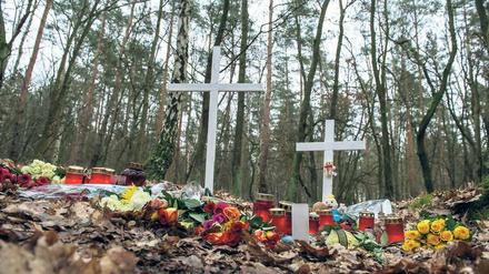 Ort des Gedenkens. In dem Waldstück, wo die Leiche der ermordeten Maria P. gefunden worden war, stehen Kreuze, Kerzen und Blumen.