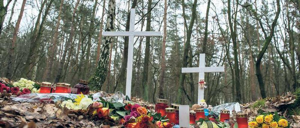 Ort des Gedenkens. In dem Waldstück, wo die Leiche der ermordeten Maria P. gefunden worden war, stehen Kreuze, Kerzen und Blumen.