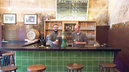 Grüner wird’s nicht. In ihrer eigenen Bar werden die Gründer von „Berliner Berg Bier“ demnächst auch ihre eigenen Braukreationen anbieten, darunter auch Berliner Weiße. 
