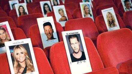 Reserviert. Als Platzhalter und zur Orientierung stehen auf den roten Sesseln im Stage Theater große Bilder der Gäste, die am Donnerstagabend dort Platz nehmen sollen. 