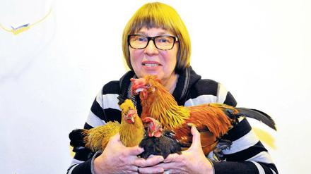 Handvoll Federvieh. Tierärztin Renate Lorenz mit ihren Zwerghühnern. Am 18. November wird ihre Praxis in Lichterfelde-Ost 30 Jahre alt.