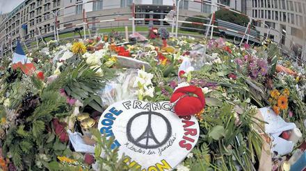Gedenken. Vor der Französischen Botschaft am Pariser Platz finden sich viele ein, um an die Opfer von Paris zu erinnern. Manchen ist in diesen Tagen unwohl. 