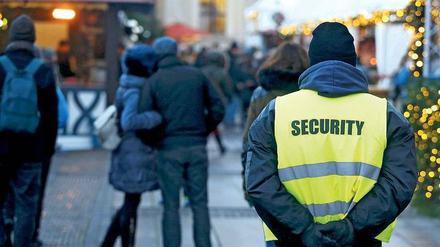 Die verstärkten Sicherheitskontrollen hielten Berliner und Besucher nicht von einem Besuch auf dem Weihnachtsmarkt ab.