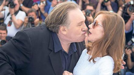 Zier dich nicht so. Bei der Berliner Premiere von „Valley of Love“ muss Isabelle Huppert nicht damit rechnen, dass Gérard Depardieu sie zu küssen versucht. Ihr Filmpartner kommt diesmal nicht an die Spree. 