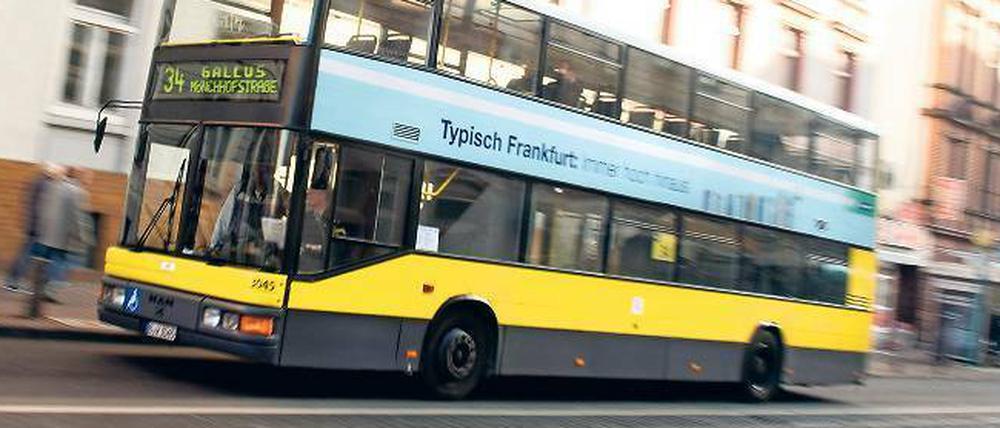 Zu Gast in Frankfurt. Mit einem Traditionsbus testete Frankfurt den Einsatz von Doppeldeckern am Main. Die modernen Busse der BVG sind für die Frankfurter Straßen zu lang. Bei den Fahrgästen kamen die Berliner Fahrzeuge – und Fahrer – gut an.