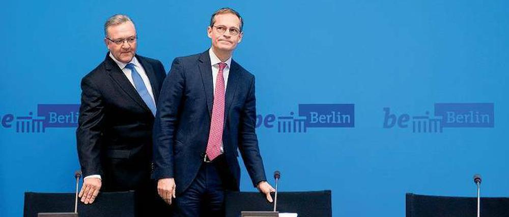 Seit’ an Seit’. Der Regierende Bürgermeister Michael Müller (SPD, rechts) und Innensenator Frank Henkel (CDU) tragen gemeinsam die Ergebnisse der Senatsklausur vor.