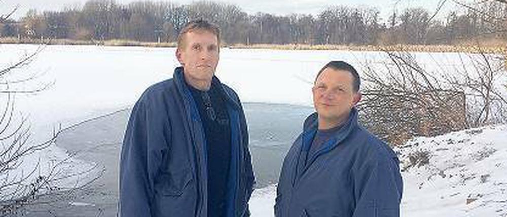 Lebensretter. Oliver Forster (links) und Thomas Kindler zeigen die Stelle am Malchower See, an der sie den Jungen aus dem Eiswasser zogen. 