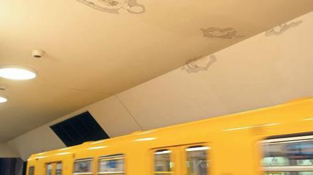 Bahnhof mit Dachschaden. Sechs Jahre ist die U-Bahn-Station Brandenburger Tor erst alt, doch schon bald nach der Eröffnung traten die ersten Feuchtigkeitsschäden an der Decke auf. Bis 2020 sollte das Problem gelöst sein, denn dann fährt hier die U 5 durch. 
