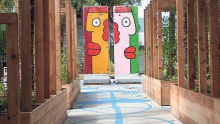 Das Bunte muss aufs Eckige. Diese von Thierry Noir bemalten Segmente der Berliner Mauer zieren den „Business Plaza“ des Ironside-District in Miami. Davor versucht man sich in Urban Gardening.