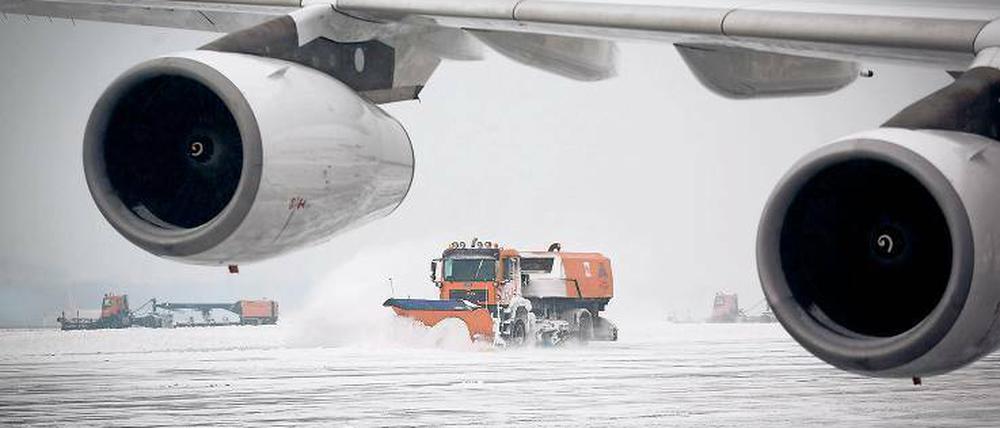 Eiskalt. Der Schnee auf den Berliner Flughäfen ist wieder getaut – aber in der Kälte in großer Höhe können sich dennoch Eisbrocken an einem Flugzeug bilden, etwa wenn das Ablassventil der Bordtoilette defekt ist. Foto: Kay Nietfeld/dpa