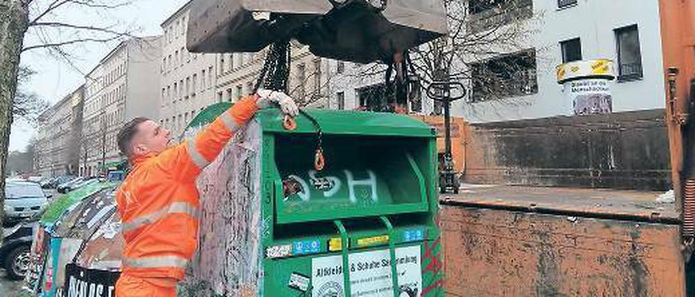 Und weg damit! Die BSR beseitigt einen illegal aufgestellten Container in der Wrangelstraße in Kreuzberg. 