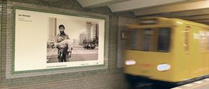 Denkanstöße im U-Bahnhof. Hier das Bild „Der Nomade“ des Berliner Porträtfotografen und Regisseurs Olaf Heine. Die Fotos zum Lette-Jubiläum sind noch bis Ende Dezember im Untergrund des Schöneberger Viktoria-Luise-Platzes zu sehen. 
