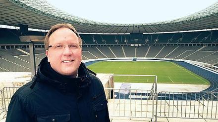 Herz aus Gras. Rohwedder, 41, ist seit Herbst Stadionchef. Der gebürtige Niedersachse wohnte in den 90ern im Bergmannkiez, studierte in Berlin an der FU, machte in Wolfsburg Karriere. Foto: André Görke