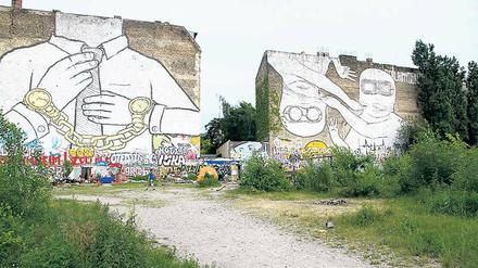 Symbol des Kiez-Protestes. Die Cuvrybrache wurde 2014 wurde geräumt. Kurze Zeit später übermalten Berliner Künstler die berühmten Graffiti des Street-Art-Künstlers Blu – mit dessen Einverständnis.