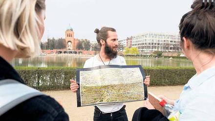 Geschichte im Hipster-Look. Tobias Allers mit einem historischen Stadtplan am Engelbecken in Kreuzberg.