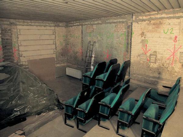 Im kleinsten Saal des neuen Eiszeit-Kinos warten die alten Stühle aus dessen Vorgänger auf ihre Reaktivierung. 