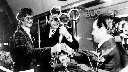 Rechtzeitig fertig. Schlüsselübergabe fürs neue Flughafengebäude Tegel 1974 mit Architekt Meinhard von Gerkan, dem Regierenden Bürgermeister Klaus Schütz und BFG-Direktor Robert Grosch (von links). 